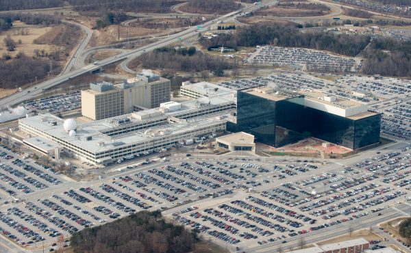 米国国家情報局（NSA）本部。ソフトウェアの脆弱性に関する情報が集められ秘密裏に保管されている。