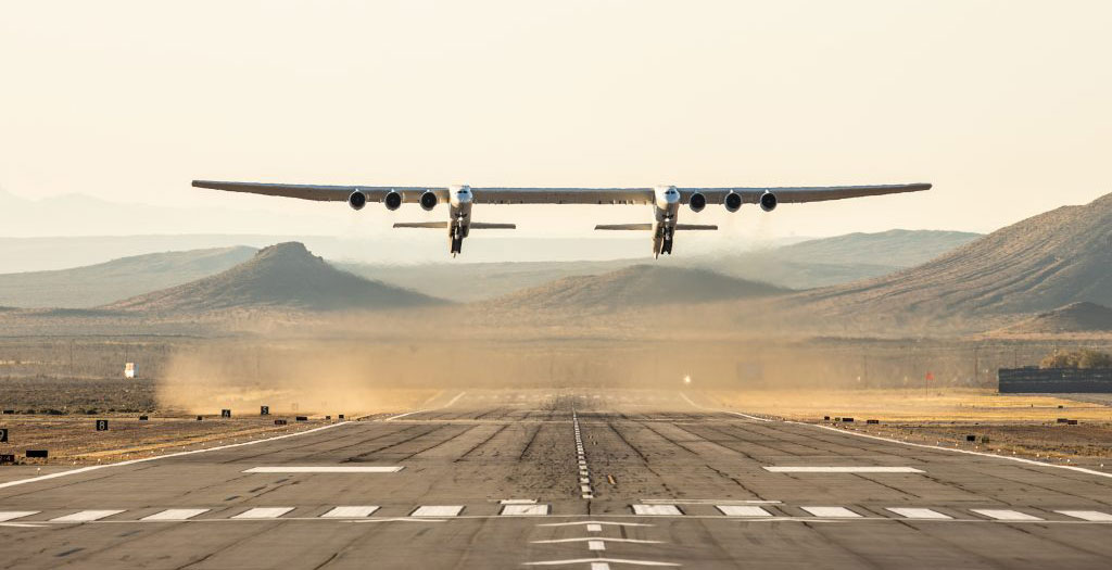 世界最大級の航空機「ストラトローンチ 」が初飛行に成功