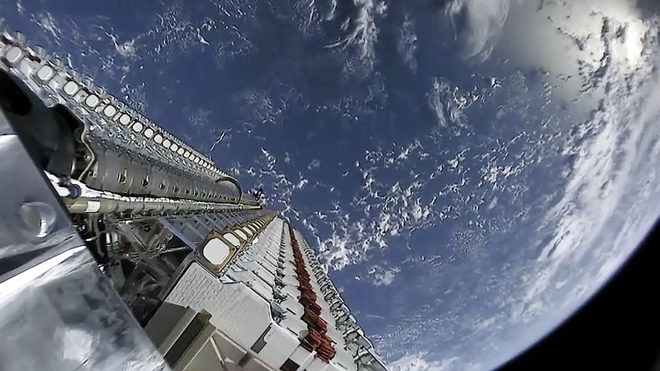 スペースX、3万基追加申請
大量の衛星打ち上げ、なぜ？