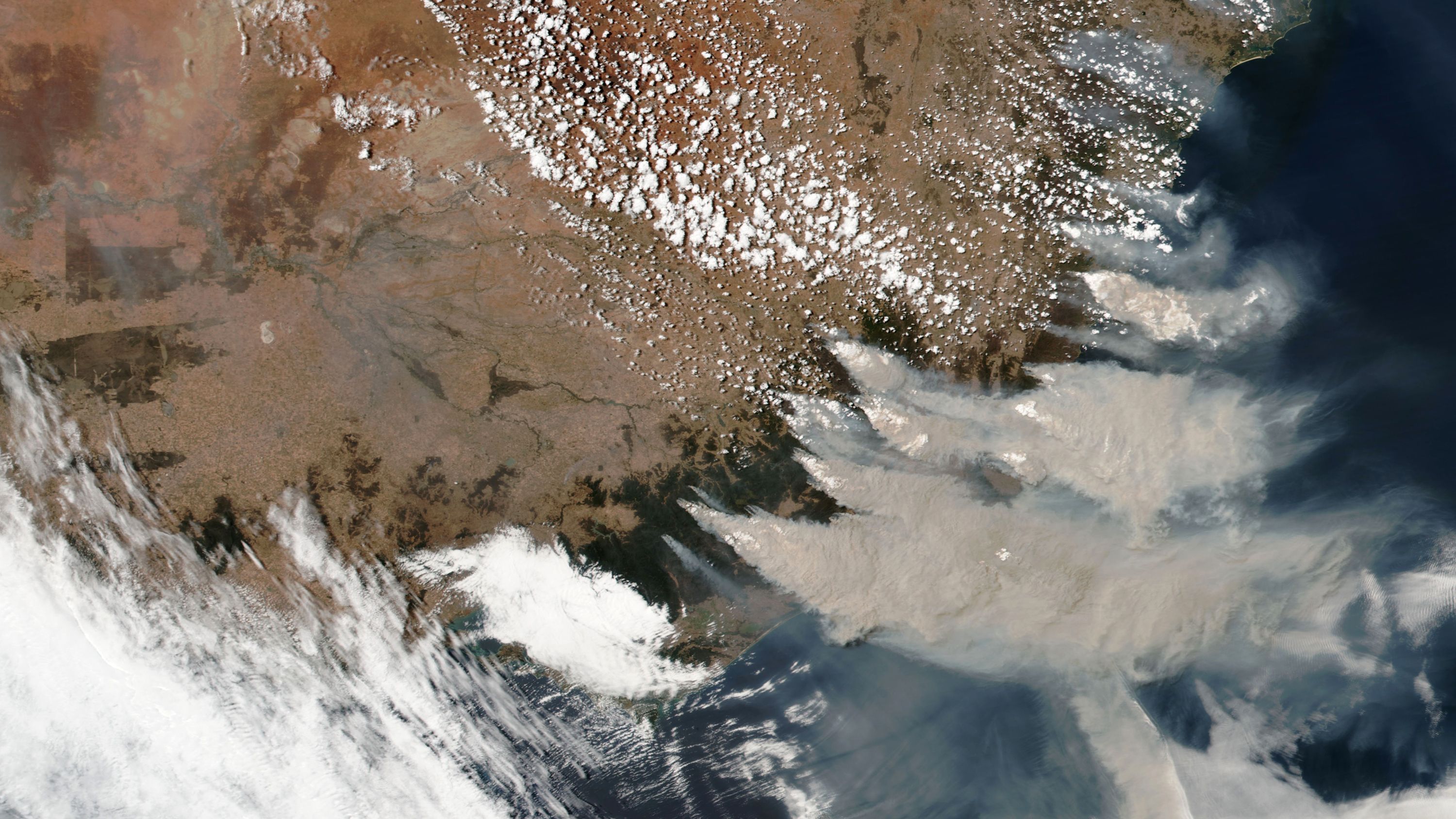 オーストラリアの森林火災、NASA衛星画像が捉えたその被害規模
