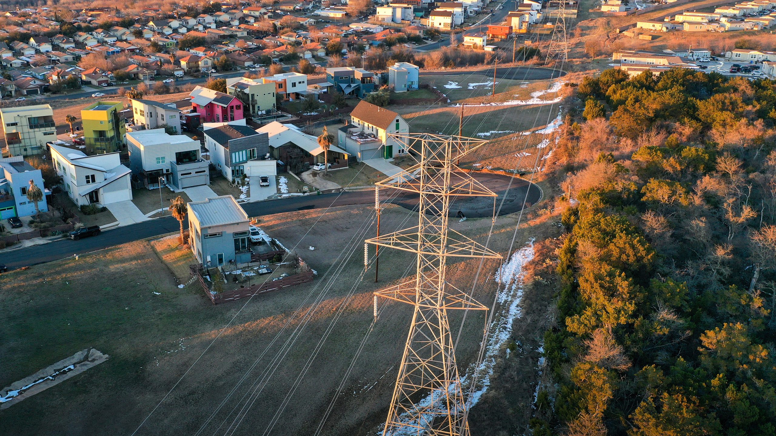 相次ぐ異常気象、今こそ米国には送電網の相互接続が必要だ