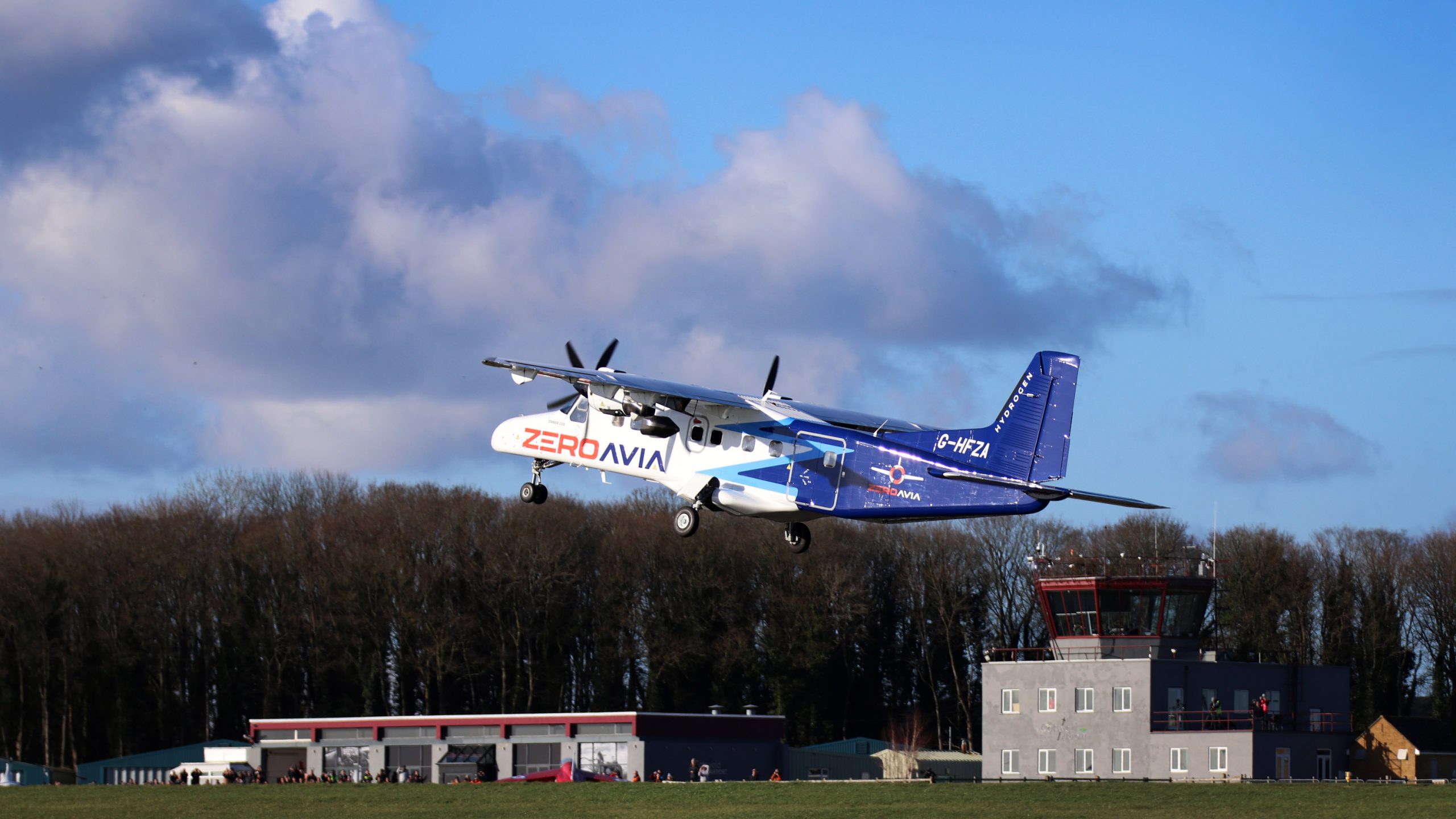 水素燃料電池搭載の航空機、英スタートアップ企業が試験飛行